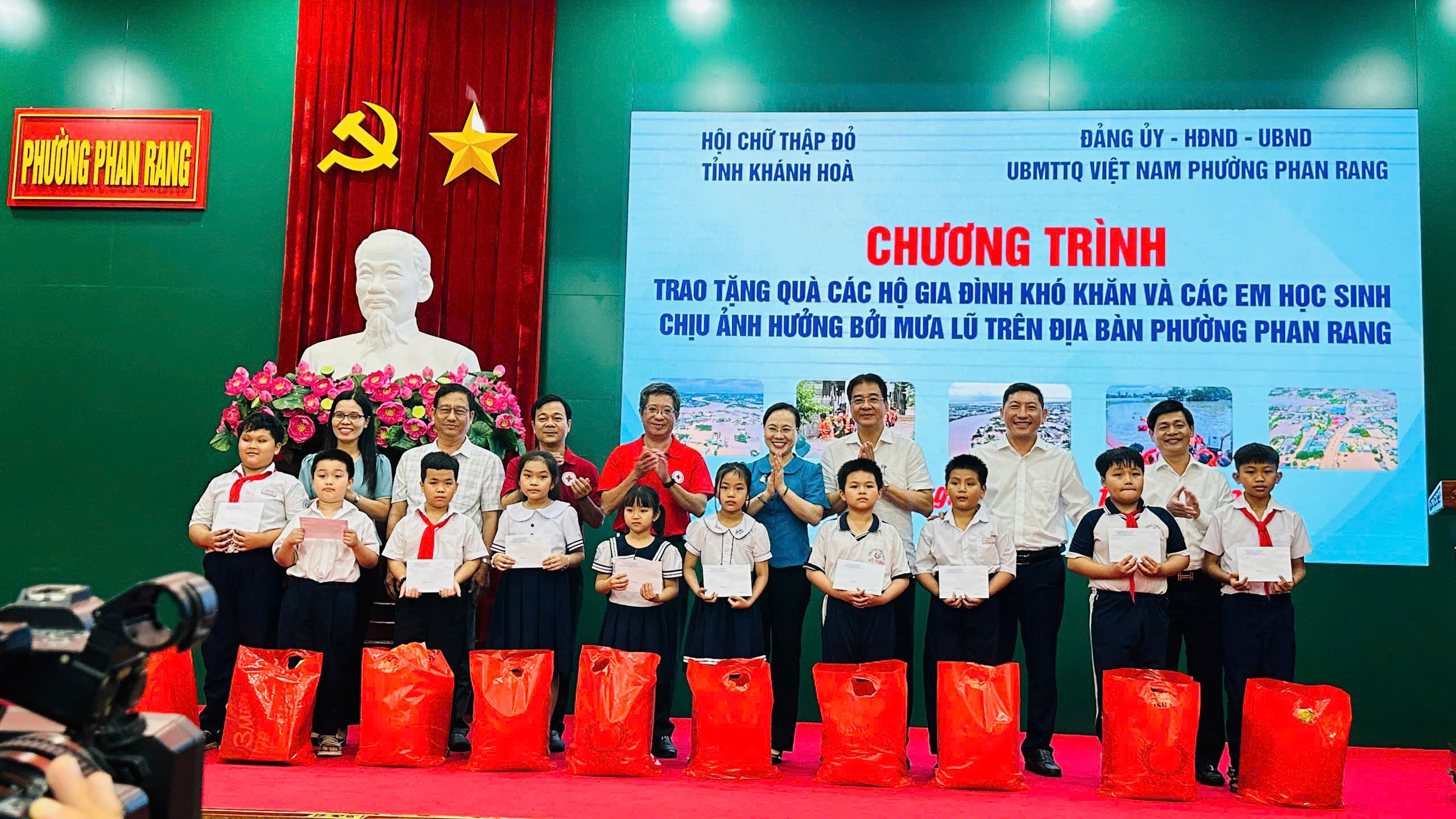 Hội Chữ thập đỏ tỉnh Khánh Hòa: Trao 200 suất quà hỗ trợ người dân phường Phan Rang bị thiệt hại do mưa lũ